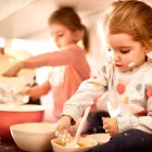 Copiii în bucătărie – beneficiile implicării copiilor în activități de gătit