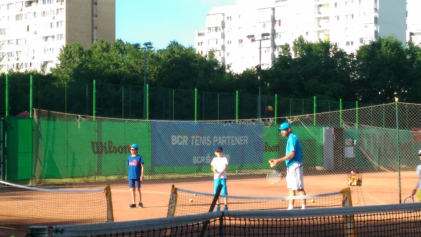Cursuri de fotbal pentru copii la Baza Sportivă Voinicelul
