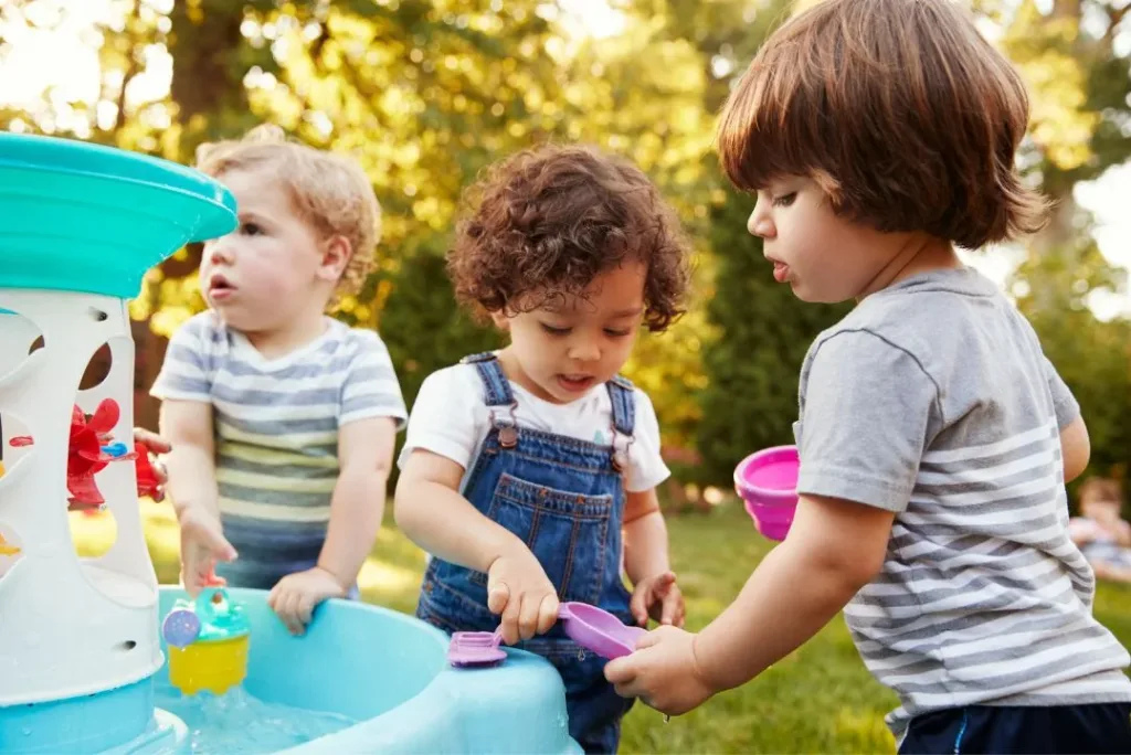 15 idei de jocuri și activități educative pentru copiii mici