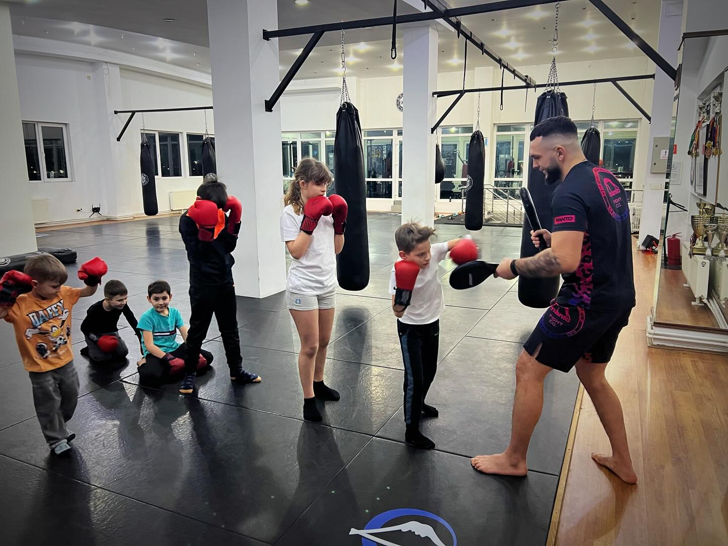 Activități sportive pentru copii la Two on One Academy